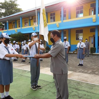 Penyerahan Tugas Baru Oleh Kepala Sekolah