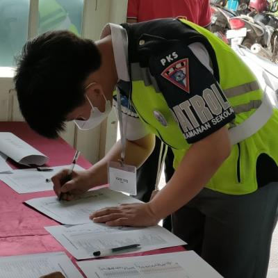 Mengisi Absensi Sebelum Pemilu